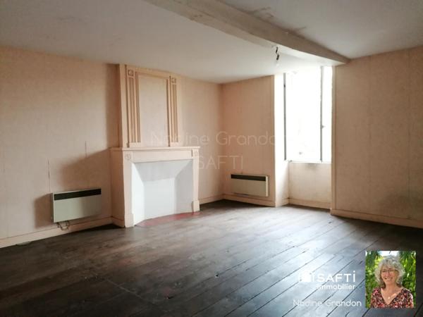 Maison de caractère avec extérieur et garage – Centre de Chalais