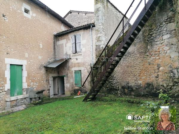 Maison de caractère avec extérieur et garage – Centre de Chalais