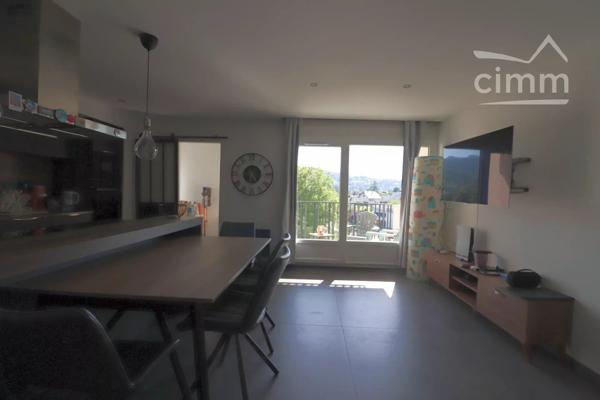 Sur la commune de La Ravoire, à proximité de Médipôle et de toutes commodités bel appartement T4 entièrement rénové.