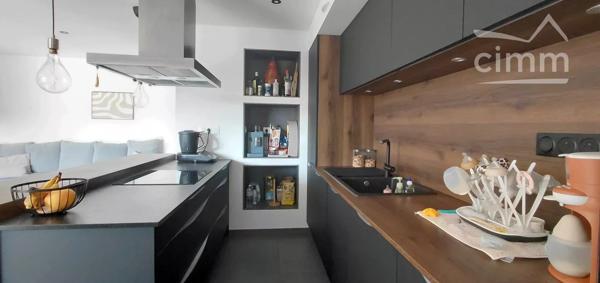 Sur la commune de La Ravoire, à proximité de Médipôle et de toutes commodités bel appartement T4 entièrement rénové.