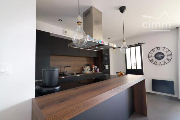 Sur la commune de La Ravoire, à proximité de Médipôle et de toutes commodités bel appartement T4 entièrement rénové.