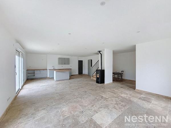 A Vendre Maison rénovée en pierre de 145 m² avec jardinet au coeur du village de Gondrin.