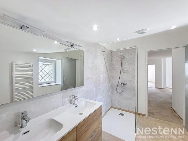 A Vendre Maison rénovée en pierre de 145 m² avec jardinet au coeur du village de Gondrin.