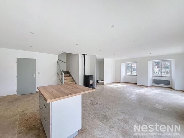 A Vendre Maison rénovée en pierre de 145 m² avec jardinet au coeur du village de Gondrin.