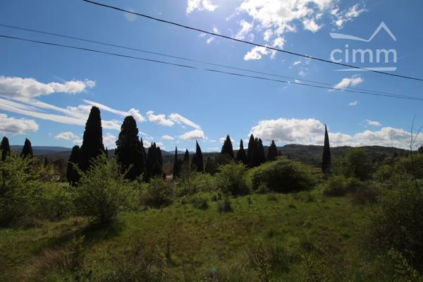 A vendre un terrain constructible de 3450m² proche du centre ville.