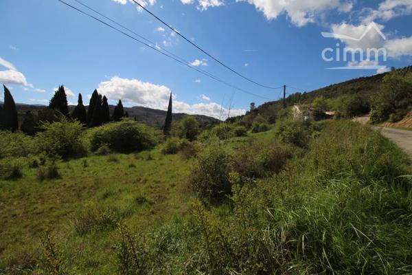A vendre un terrain constructible de 3450m² proche du centre ville.