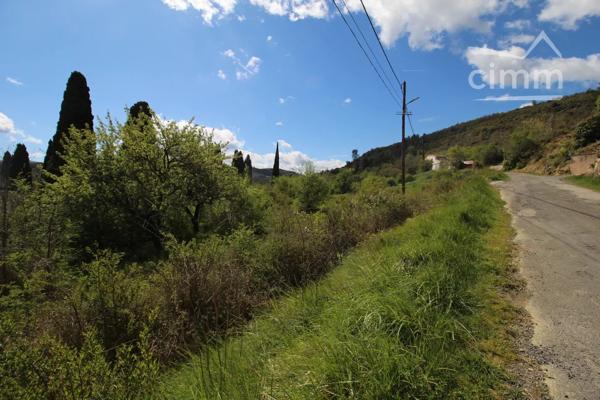 A vendre un terrain constructible de 3450m² proche du centre ville.
