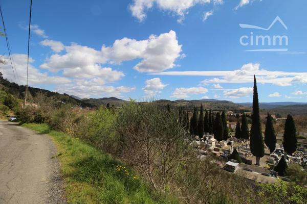 A vendre un terrain constructible de 3450m² proche du centre ville.