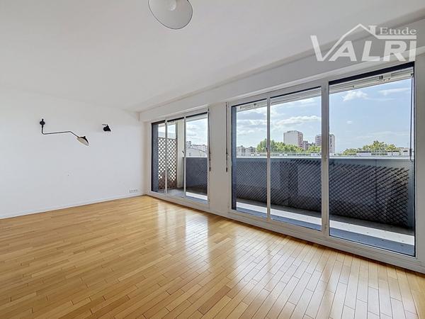 Appartement 2 pièces + bureau / chambre d'enfant et balcon, Paris 75010