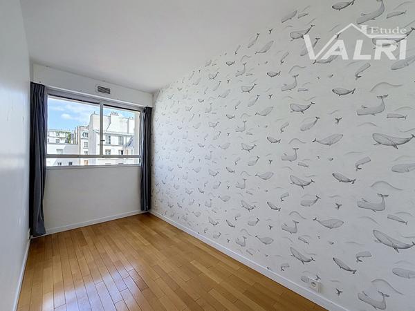 Appartement 2 pièces + bureau / chambre d'enfant et balcon, Paris 75010