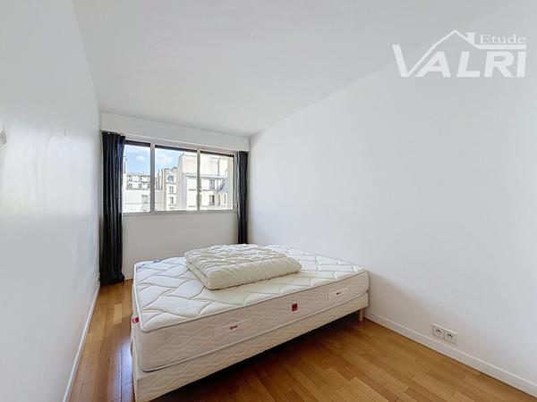 Appartement 2 pièces + bureau / chambre d'enfant et balcon, Paris 75010