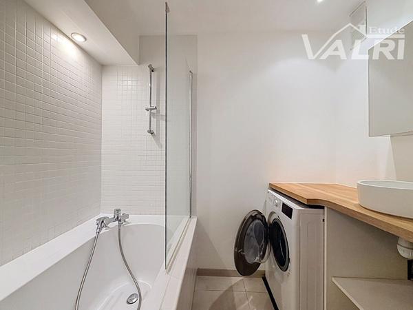Appartement 2 pièces + bureau / chambre d'enfant et balcon, Paris 75010