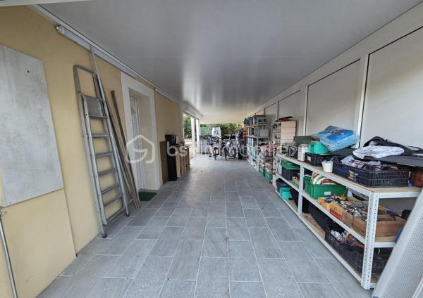 Située au cœur du très recherché lotissement communal de Mouncaout, cette élégante maison contemporaine construite en 2014 vous séduira par la qualité de ses prestations, sa luminosité et son excellent niveau de confort énergétique.

Implantée sur une parcelle de 865 m², la maison principale offre une belle pièce de vie traversante d’environ 47 m², baignée de lumière, avec cuisine ouverte entièrement équipée. L’espace nuit se compose de trois chambres avec placards intégrés, d’une salle de bains complète avec douche, ainsi que de WC séparés. L’agencement est fonctionnel et parfaitement adapté à une vie de famille.

Côté prestations, tout a été pensé pour allier confort et économies d’énergie : climatisation réversible, poêle à granulés récent (2023), installation photovoltaïque de 3 kW, ainsi qu’un cumulus thermodynamique. Une véranda réalisée en 2018 et une agréable terrasse viennent compléter les espaces de vie.

À l’extérieur, vous bénéficierez d’un grand garage de 34 m², récent, avec triple accès motorisé, entièrement carrelé et équipé d’une cuisine d’été, idéal pour recevoir.

Un véritable atout supplémentaire : un appartement T2 indépendant, conforme aux normes PMR et réalisé en 2023. Il dispose de sa propre pièce de vie avec cuisine, d’une salle d’eau, d’un cellier, d’un cumulus indépendant et d’un accès privatif. Parfait pour un projet locatif, une activité professionnelle ou pour accueillir famille et amis en toute autonomie.

Dans un environnement calme, tout en étant à proximité immédiate des commodités, cette propriété complète, modulable et particulièrement économique représente une opportunité rare sur le secteur.

Un bien clé en main, idéal pour une résidence principale avec revenu complémentaire ou projet familial évolutif.
