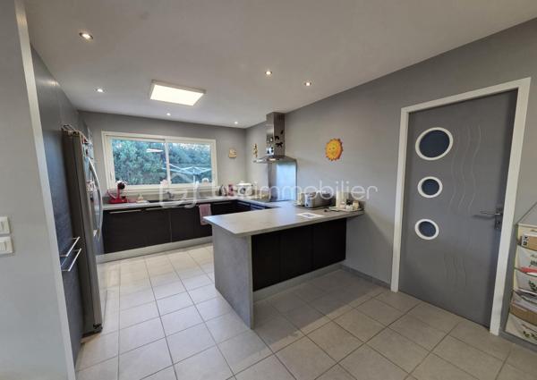 Située au cœur du très recherché lotissement communal de Mouncaout, cette élégante maison contemporaine construite en 2014 vous séduira par la qualité de ses prestations, sa luminosité et son excellent niveau de confort énergétique.

Implantée sur une parcelle de 865 m², la maison principale offre une belle pièce de vie traversante d’environ 47 m², baignée de lumière, avec cuisine ouverte entièrement équipée. L’espace nuit se compose de trois chambres avec placards intégrés, d’une salle de bains complète avec douche, ainsi que de WC séparés. L’agencement est fonctionnel et parfaitement adapté à une vie de famille.

Côté prestations, tout a été pensé pour allier confort et économies d’énergie : climatisation réversible, poêle à granulés récent (2023), installation photovoltaïque de 3 kW, ainsi qu’un cumulus thermodynamique. Une véranda réalisée en 2018 et une agréable terrasse viennent compléter les espaces de vie.

À l’extérieur, vous bénéficierez d’un grand garage de 34 m², récent, avec triple accès motorisé, entièrement carrelé et équipé d’une cuisine d’été, idéal pour recevoir.

Un véritable atout supplémentaire : un appartement T2 indépendant, conforme aux normes PMR et réalisé en 2023. Il dispose de sa propre pièce de vie avec cuisine, d’une salle d’eau, d’un cellier, d’un cumulus indépendant et d’un accès privatif. Parfait pour un projet locatif, une activité professionnelle ou pour accueillir famille et amis en toute autonomie.

Dans un environnement calme, tout en étant à proximité immédiate des commodités, cette propriété complète, modulable et particulièrement économique représente une opportunité rare sur le secteur.

Un bien clé en main, idéal pour une résidence principale avec revenu complémentaire ou projet familial évolutif.