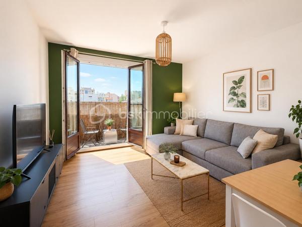 À découvrir CET APPARTEMENT TRAVERSANT (ORIENTATION EST/OUEST )DE 40m2  dans une petite COPROPRIÉTÉ BIEN ENTRETENUE de seulement 20 lots .
Il se compose d’une entrée, d’une cuisine séparée ,aménagée et équipée , d’un séjour LUMINEUX avec balcon SANS VIS À VIS , d’une chambre et d’une salle d’eau.
Une cave  complète le bien.

Les +  du bien :
• Balcon
• Cave
• Petite copropriété de 20 lots
• Proximité des transports
• Métro ligne 7 – Villejuif-Louis Aragon à 1mn à pied 
• Tramway T7 à 1mn à pied 
• Nombreuses lignes de bus
• Ligne 15 Sud du GRAND PARIS EXPRESS  à proximité
• Possibilité d’acquérir une place de parking en supplément