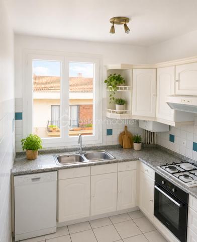 À découvrir CET APPARTEMENT TRAVERSANT (ORIENTATION EST/OUEST )DE 40m2  dans une petite COPROPRIÉTÉ BIEN ENTRETENUE de seulement 20 lots .
Il se compose d’une entrée, d’une cuisine séparée ,aménagée et équipée , d’un séjour LUMINEUX avec balcon SANS VIS À VIS , d’une chambre et d’une salle d’eau.
Une cave  complète le bien.

Les +  du bien :
• Balcon
• Cave
• Petite copropriété de 20 lots
• Proximité des transports
• Métro ligne 7 – Villejuif-Louis Aragon à 1mn à pied 
• Tramway T7 à 1mn à pied 
• Nombreuses lignes de bus
• Ligne 15 Sud du GRAND PARIS EXPRESS  à proximité
• Possibilité d’acquérir une place de parking en supplément