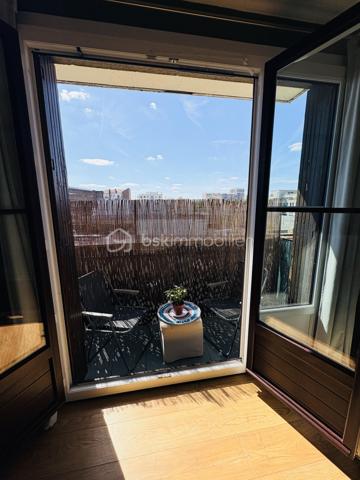 À découvrir CET APPARTEMENT TRAVERSANT (ORIENTATION EST/OUEST )DE 40m2  dans une petite COPROPRIÉTÉ BIEN ENTRETENUE de seulement 20 lots .
Il se compose d’une entrée, d’une cuisine séparée ,aménagée et équipée , d’un séjour LUMINEUX avec balcon SANS VIS À VIS , d’une chambre et d’une salle d’eau.
Une cave  complète le bien.

Les +  du bien :
• Balcon
• Cave
• Petite copropriété de 20 lots
• Proximité des transports
• Métro ligne 7 – Villejuif-Louis Aragon à 1mn à pied 
• Tramway T7 à 1mn à pied 
• Nombreuses lignes de bus
• Ligne 15 Sud du GRAND PARIS EXPRESS  à proximité
• Possibilité d’acquérir une place de parking en supplément