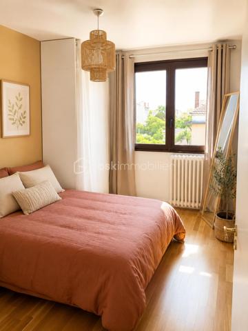 À découvrir CET APPARTEMENT TRAVERSANT (ORIENTATION EST/OUEST )DE 40m2  dans une petite COPROPRIÉTÉ BIEN ENTRETENUE de seulement 20 lots .
Il se compose d’une entrée, d’une cuisine séparée ,aménagée et équipée , d’un séjour LUMINEUX avec balcon SANS VIS À VIS , d’une chambre et d’une salle d’eau.
Une cave  complète le bien.

Les +  du bien :
• Balcon
• Cave
• Petite copropriété de 20 lots
• Proximité des transports
• Métro ligne 7 – Villejuif-Louis Aragon à 1mn à pied 
• Tramway T7 à 1mn à pied 
• Nombreuses lignes de bus
• Ligne 15 Sud du GRAND PARIS EXPRESS  à proximité
• Possibilité d’acquérir une place de parking en supplément