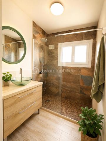 À découvrir CET APPARTEMENT TRAVERSANT (ORIENTATION EST/OUEST )DE 40m2  dans une petite COPROPRIÉTÉ BIEN ENTRETENUE de seulement 20 lots .
Il se compose d’une entrée, d’une cuisine séparée ,aménagée et équipée , d’un séjour LUMINEUX avec balcon SANS VIS À VIS , d’une chambre et d’une salle d’eau.
Une cave  complète le bien.

Les +  du bien :
• Balcon
• Cave
• Petite copropriété de 20 lots
• Proximité des transports
• Métro ligne 7 – Villejuif-Louis Aragon à 1mn à pied 
• Tramway T7 à 1mn à pied 
• Nombreuses lignes de bus
• Ligne 15 Sud du GRAND PARIS EXPRESS  à proximité
• Possibilité d’acquérir une place de parking en supplément