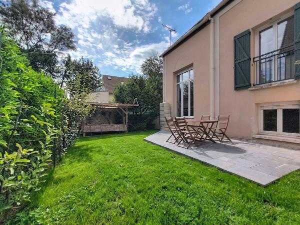 Maison
         6 pièces
        - 104 m² 799 000 € *