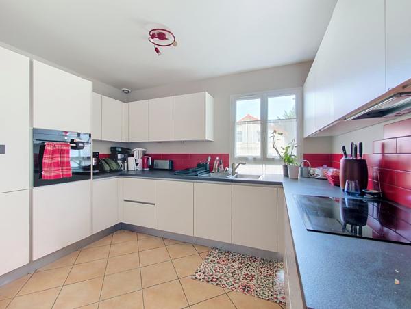 Maison
         6 pièces
        - 104 m² 799 000 € *