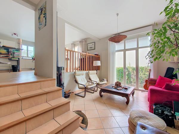 Maison
         6 pièces
        - 104 m² 799 000 € *