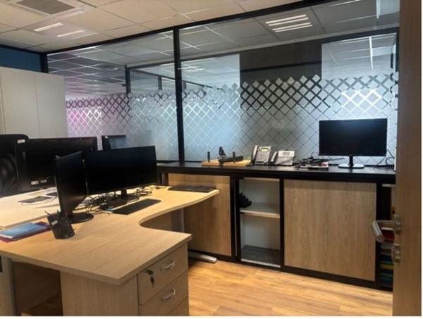 À VENDRE BATIMENT MIXTE INDEPENDANT : Bureaux partiellement loués, locaux commerciaux et d'activité au coeur du Technopole à Saint-Etienne