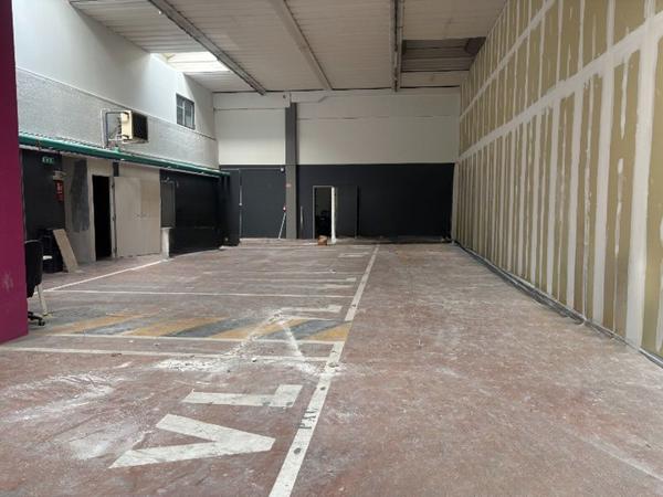 À VENDRE BATIMENT MIXTE INDEPENDANT : Bureaux partiellement loués, locaux commerciaux et d'activité au coeur du Technopole à Saint-Etienne