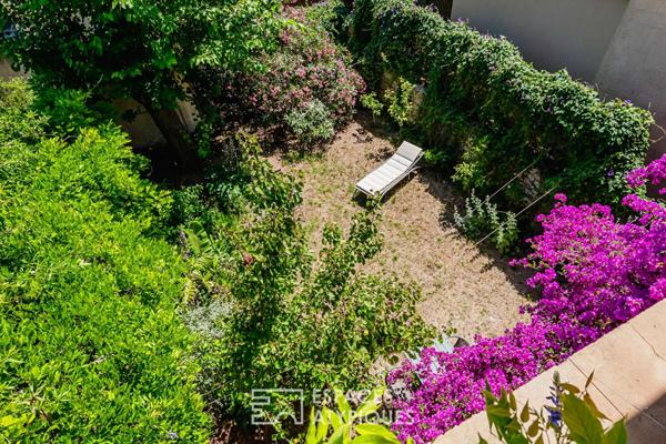 Vigneronne de caractère avec terrasse panoramique et jardin intimiste proche des plages