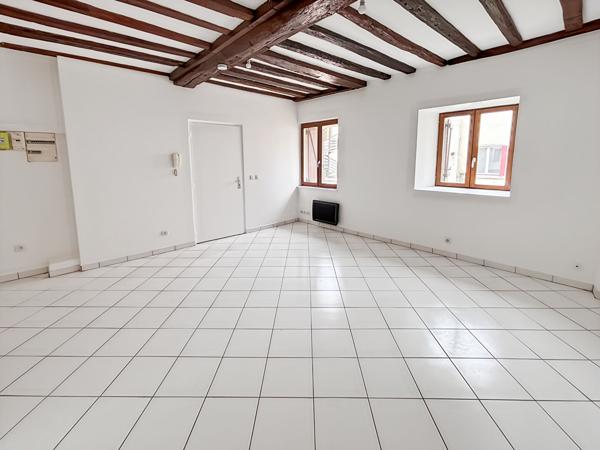 À LOUER - STUDIO - MENNECY