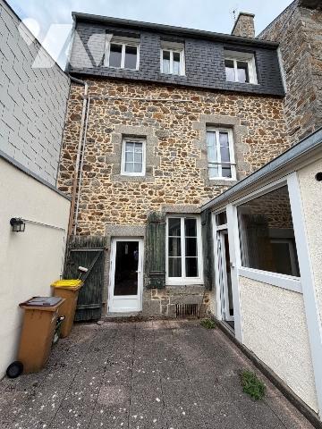 maison en plein centre ville avec petit jardin