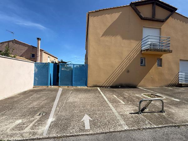 MEZE, place de Parking privée