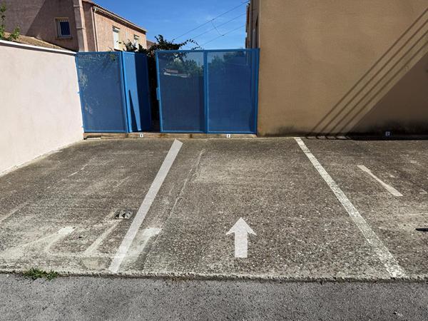 MEZE, place de Parking privée