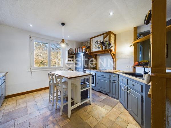 A vendre à Arpajon sur Cère, Maison 8 pièces d'une surface de 186 m² avec jardin de 1000 m².