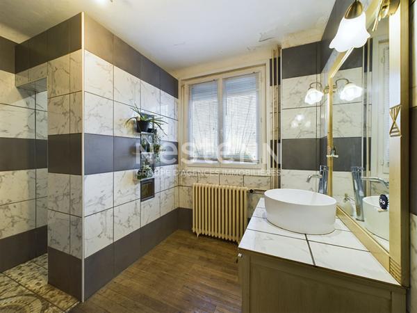 A vendre à Arpajon sur Cère, Maison 8 pièces d'une surface de 186 m² avec jardin de 1000 m².