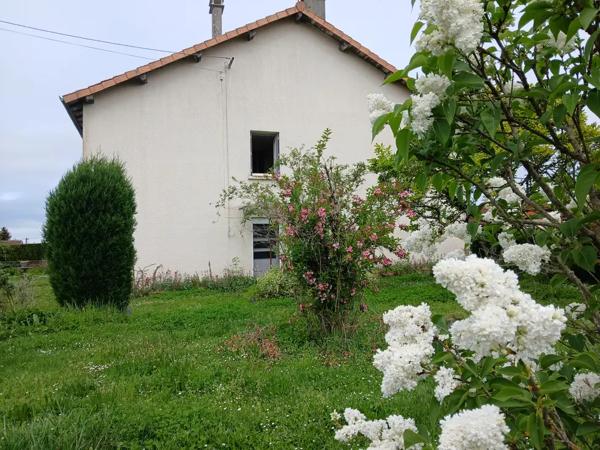 Maison de village avec dépendances, terrain clos et fort pot