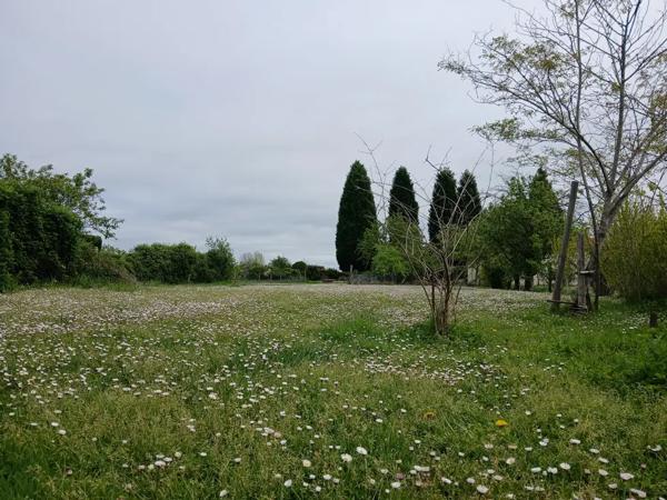 Maison de village avec dépendances, terrain clos et fort pot