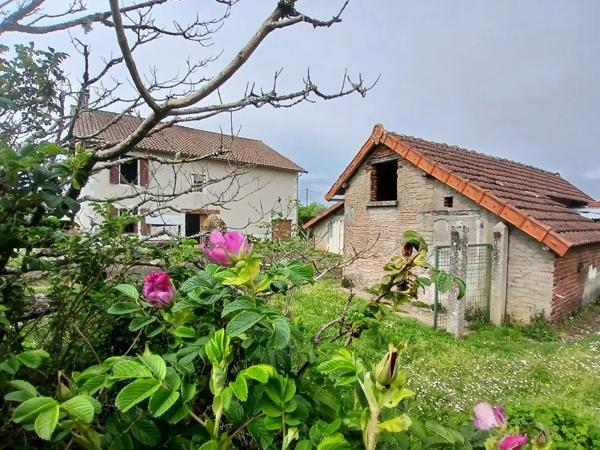 Maison de village avec dépendances, terrain clos et fort pot