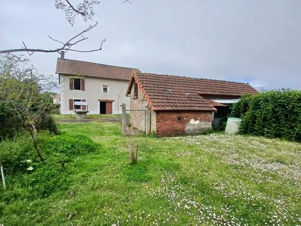 Maison de village avec dépendances, terrain clos et fort pot