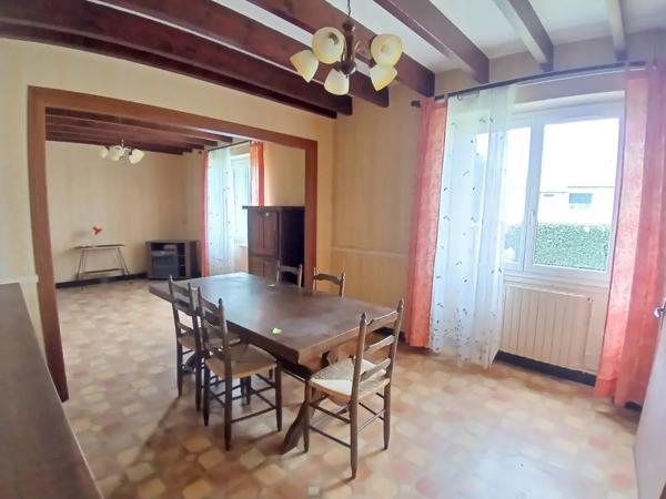 Maison de village avec dépendances, terrain clos et fort pot