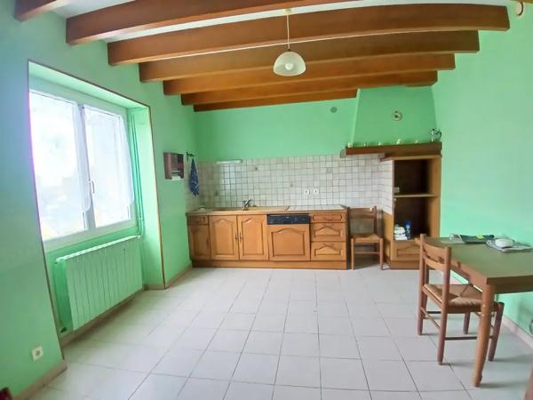 Maison de village avec dépendances, terrain clos et fort pot