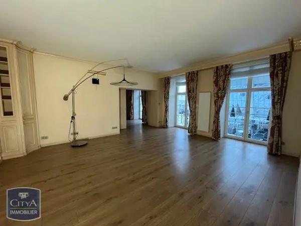 Appartement à louer 5 pièces 160.8m²