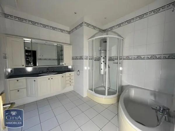 Appartement à louer 5 pièces 160.8m²