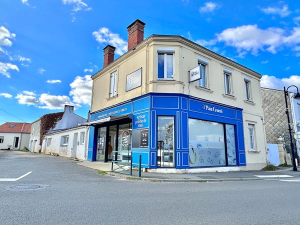 COMMEQUIERS- Immeuble à usage commercial et d'habitation ? 260 m²