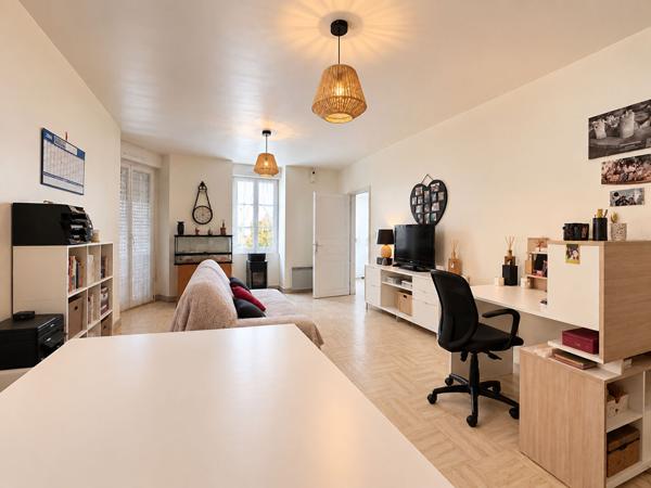 COMMEQUIERS- Immeuble à usage commercial et d'habitation ? 260 m²