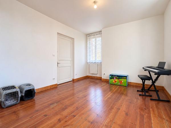 COMMEQUIERS- Immeuble à usage commercial et d'habitation ? 260 m²