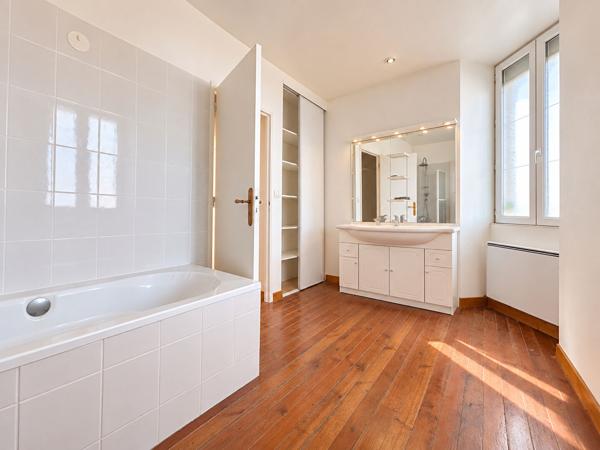 COMMEQUIERS- Immeuble à usage commercial et d'habitation ? 260 m²