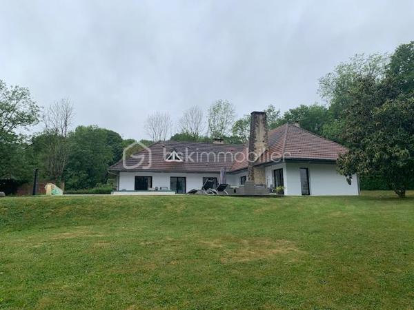 Nouvelle exclusivité à Clamecy
Découvrez cette magnifique maison contemporaine d’environ 280 m² environ, nichée au cœur d’un parc paysagé et entièrement clos de 6 500 m².
Elle se compose d’un vaste double séjour baigné de lumière, sublimé par un plafond cathédrale, ainsi que d’une cuisine entièrement équipée. L’espace nuit offre 5 chambres confortables et deux salles de bains. Chauffage centrale fioul et pompe à chaleur. Piscine 8/4 avec pompe à chaleur et volet roulant de protection.
Construction sur vide sanitaire.
Une grande mezzanine vient compléter l’ensemble, idéale pour un bureau, un espace détente ou toute autre activité selon vos envies.
Vous bénéficierez également d’une cave, d’un grenier et d’un garage.
À l’extérieur, une vaste terrasse avec piscine vous invite à profiter pleinement du calme et de la vue dégagée sur le parc, pour des moments de détente privilégiés.