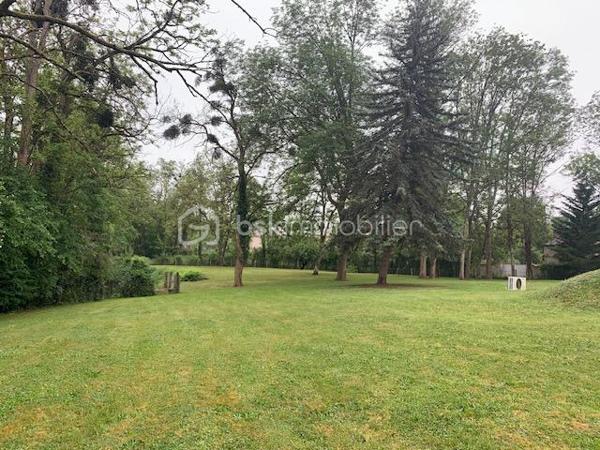 Nouvelle exclusivité à Clamecy
Découvrez cette magnifique maison contemporaine d’environ 280 m² environ, nichée au cœur d’un parc paysagé et entièrement clos de 6 500 m².
Elle se compose d’un vaste double séjour baigné de lumière, sublimé par un plafond cathédrale, ainsi que d’une cuisine entièrement équipée. L’espace nuit offre 5 chambres confortables et deux salles de bains. Chauffage centrale fioul et pompe à chaleur. Piscine 8/4 avec pompe à chaleur et volet roulant de protection.
Construction sur vide sanitaire.
Une grande mezzanine vient compléter l’ensemble, idéale pour un bureau, un espace détente ou toute autre activité selon vos envies.
Vous bénéficierez également d’une cave, d’un grenier et d’un garage.
À l’extérieur, une vaste terrasse avec piscine vous invite à profiter pleinement du calme et de la vue dégagée sur le parc, pour des moments de détente privilégiés.