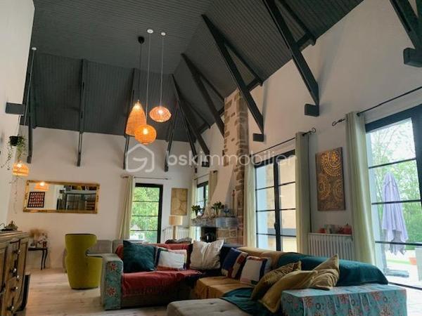 Nouvelle exclusivité à Clamecy
Découvrez cette magnifique maison contemporaine d’environ 280 m² environ, nichée au cœur d’un parc paysagé et entièrement clos de 6 500 m².
Elle se compose d’un vaste double séjour baigné de lumière, sublimé par un plafond cathédrale, ainsi que d’une cuisine entièrement équipée. L’espace nuit offre 5 chambres confortables et deux salles de bains. Chauffage centrale fioul et pompe à chaleur. Piscine 8/4 avec pompe à chaleur et volet roulant de protection.
Construction sur vide sanitaire.
Une grande mezzanine vient compléter l’ensemble, idéale pour un bureau, un espace détente ou toute autre activité selon vos envies.
Vous bénéficierez également d’une cave, d’un grenier et d’un garage.
À l’extérieur, une vaste terrasse avec piscine vous invite à profiter pleinement du calme et de la vue dégagée sur le parc, pour des moments de détente privilégiés.